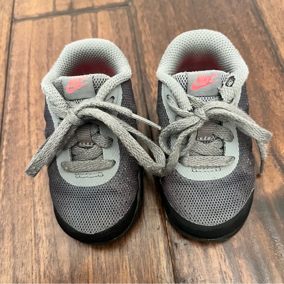 Nike black and grey toddler sneakers size 4 - Picture 4 of 4